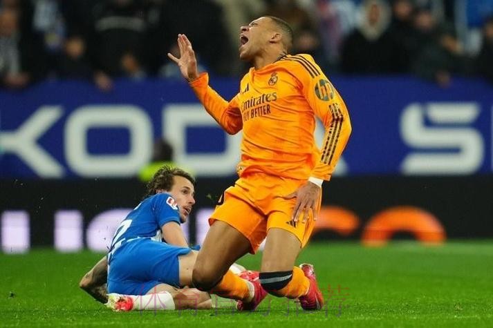 马卡:皇马高层造访裁判委员会 调取收听判罚录音 马卡:皇马高层造访裁判委员会 调取收听判罚录音